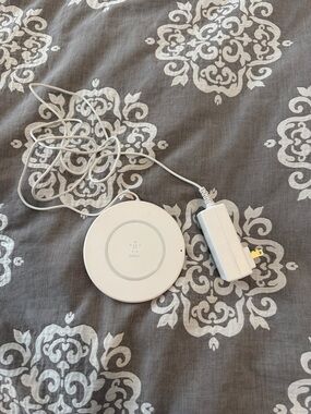 belkin White Circular Wireless Charging Pad with Adapter